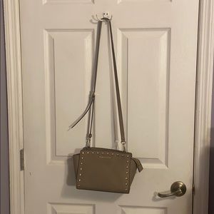 Micheal Kors - SELMA MEDIUM STUDDED SAFFIANO MESSENGER